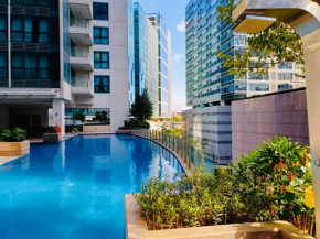 BGC Luxury Condo - Balcony, Pool, Wi-Fi, City View - Suite 25